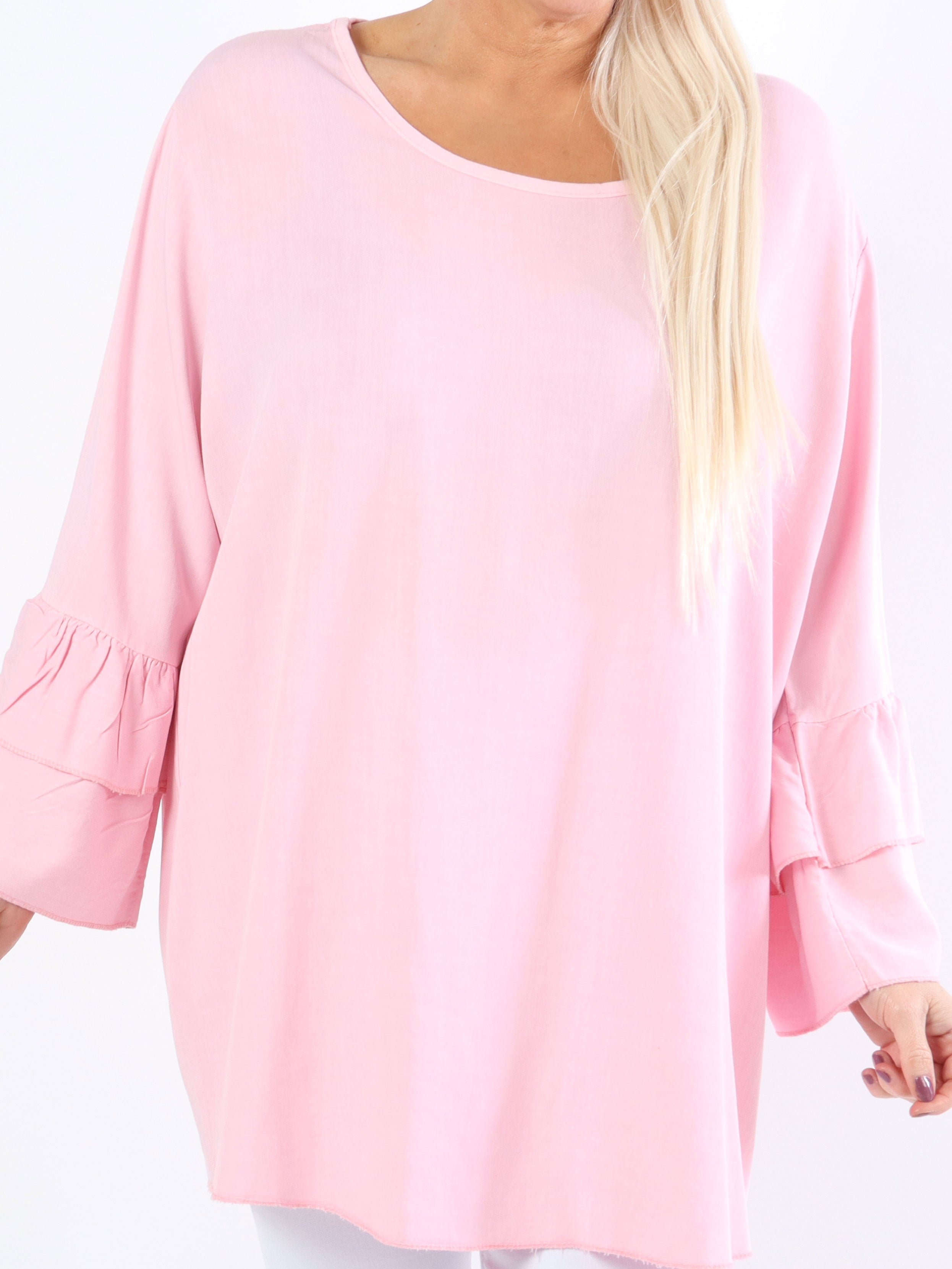 Kayla - Söt plus size blus i viskos med volanger på ärmarna